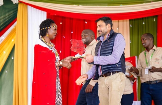 MM-10-yr-award-3 | Gamewatchers Safaris Maasai Mara Wildlife Conservancies Association 10 Year Award