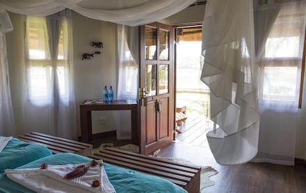 Namibia_Hakusembe_River_Lodge_chalet_interior3_440x278