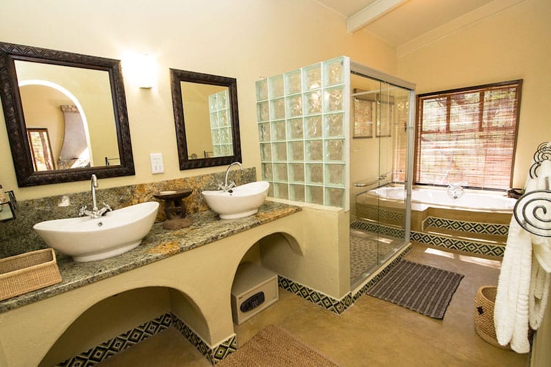 Zimbabwe_Camelthorn_bathroom_800x533