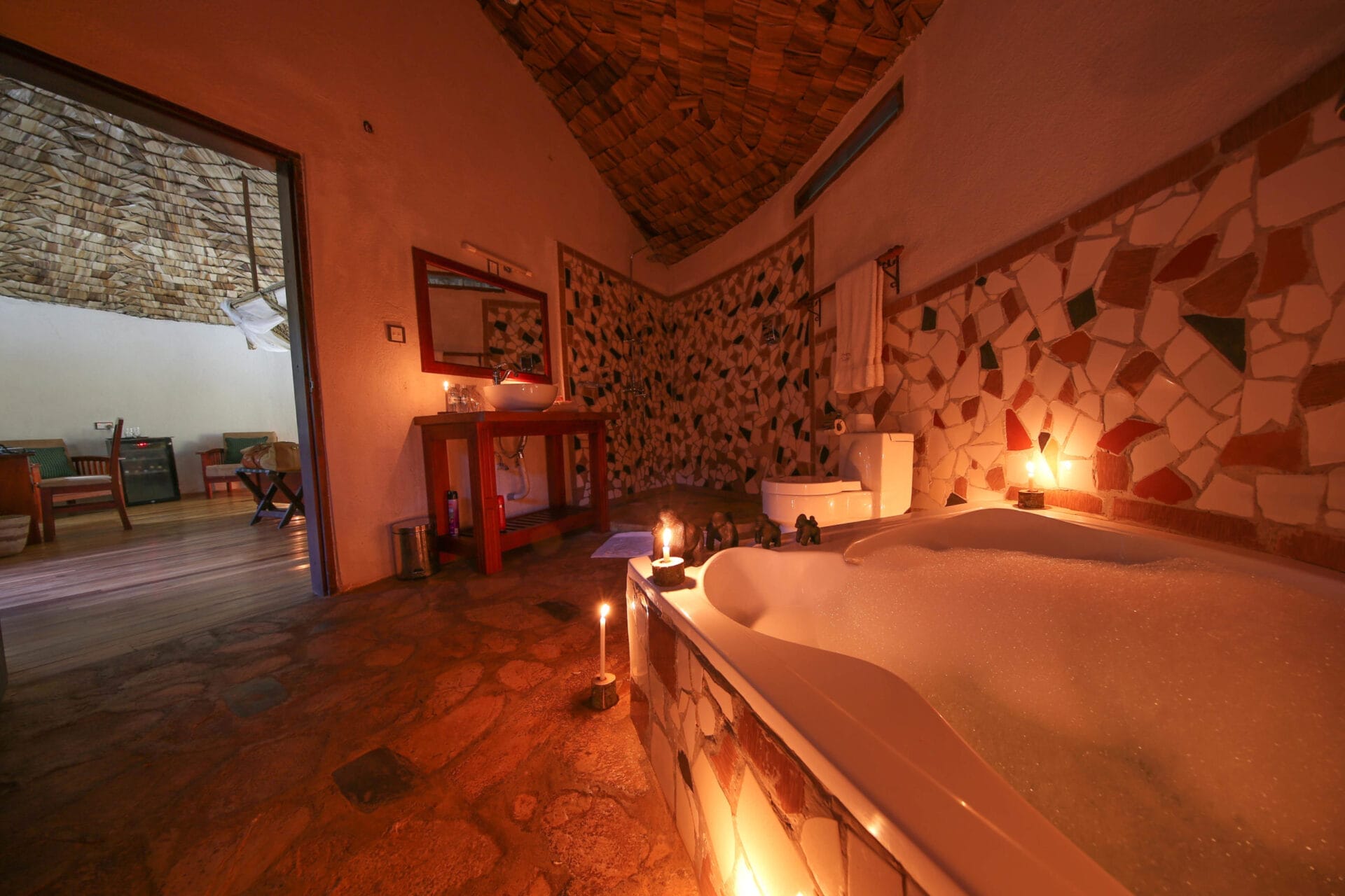 honeymoon_suite_bathroom_bath_and_shower1-scaled