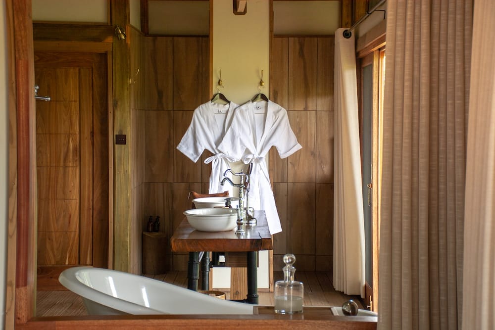 kwara_camp_-_luxury_room_-_bathroom_-_1