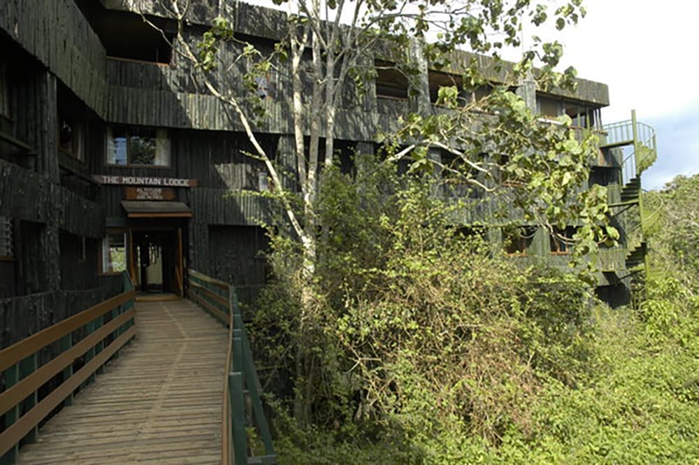 01__Entrance_to_the_Lodgec78018