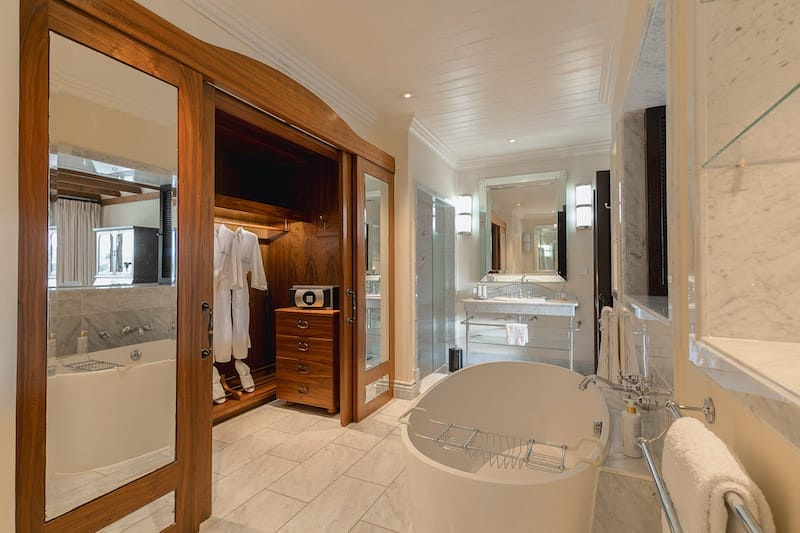 Hemingways Hotel Nairobi Deluxe Suite Bathroom