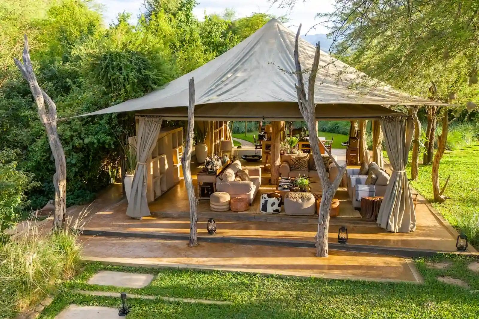 Lounge area at Kalepo Camp in Kenya I Photo credit @mpoliza
